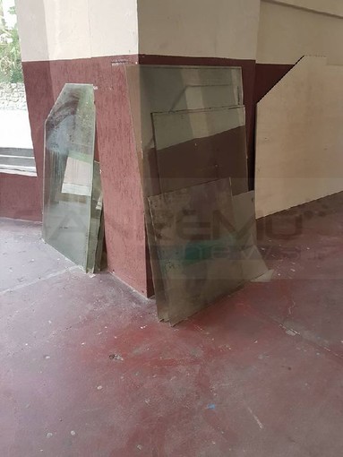 Sanremo, Villa Ormond: la protesta di alcuni insegnanti sulle condizioni della palestra 'Grazie per quello che avete fatto per noi quest'anno'