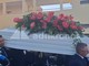 Funerali Lorena Isceri, l'uscita del feretro tra applausi e palloncini in cielo Funerali Lorena Isceri, l'uscita del feretro tra applausi e palloncini in cielo