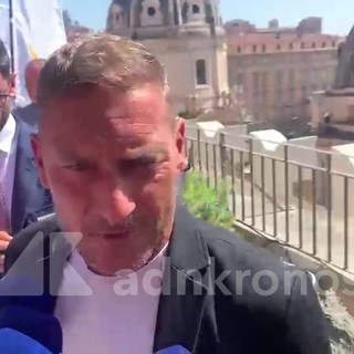 Totti e la Roma: "Fiducioso ma siamo solo all'inizio. Il centenario? Lo passerò con i miei tifosi" Totti e la Roma: "Fiducioso ma siamo solo all'inizio. Il centenario? Lo passerò con i miei tifosi"