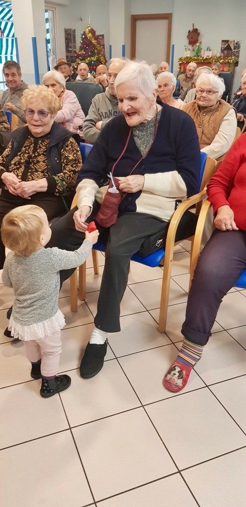 Bordighera: visita di Natale dei bimbi del nido L’Isola che Non C’è" agli ospiti della Casa di Riposo Rachele Zitomirsky
