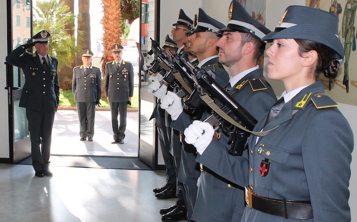 Il Comandante ligure della Guardia di Finanza in visita alla caserma di Imperia: consegnati attestati di encomio ai militari