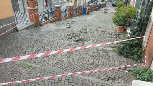 Imperia: la pioggia rovina la pavimentazione, divieto di transito ai pedoni in via Mazzini Imperia: la pioggia rovina la pavimentazione, divieto di transito ai pedoni in via Mazzini
