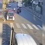 Pompei, dagli scooter in corsa spingono a terra un anziano in bicicletta