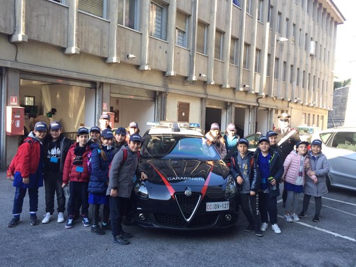 Sanremo: bambini della scuola Asquasciati in visita alla caserma dei Carabinieri Sanremo: bambini della scuola Asquasciati in visita alla caserma dei Carabinieri