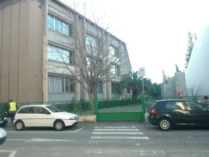 Ventimiglia: “I ladri sapevano dove colpire”, furto di notte nella scuola di via Roma rubati soldi e computer