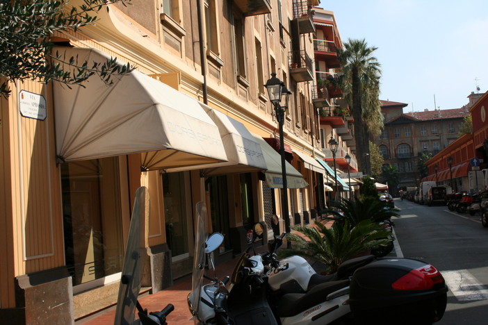 Ventimiglia: stop a via Aprosio pedonale. ‘Spiriti Liberi’ a Confcommercio: “Dichiarazioni contraddittorie” Ventimiglia: stop a via Aprosio pedonale. ‘Spiriti Liberi’ a Confcommercio: “Dichiarazioni contraddittorie”