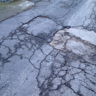 Diano Marina: asfalto in pessime condizioni in via Monade, l'intervento di Domenico Filippone