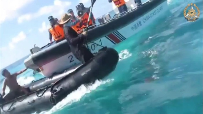 Scontro in mare tra Cina e Filippine, con manganelli e remi nelle acque contese