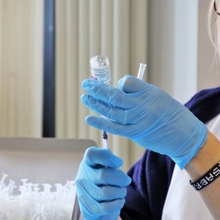 Vaccini covid, da domani telefonate a chi ha prenotato la prima dose, possibilità di anticipare l'appuntamento Vaccini covid, da domani telefonate a chi ha prenotato la prima dose, possibilità di anticipare l'appuntamento