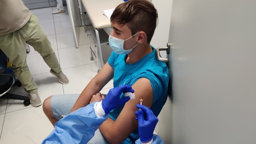 Vaccini: Giovanni Toti “Quasi 3 mila prenotati over 60 in 24 ore per effettuare la terza dose” Vaccini: Giovanni Toti “Quasi 3 mila prenotati over 60 in 24 ore per effettuare la terza dose”