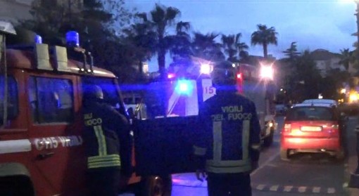 Imperia: lampione si surriscalda in viale della Rimembranza, sul posto i vigili del fuoco