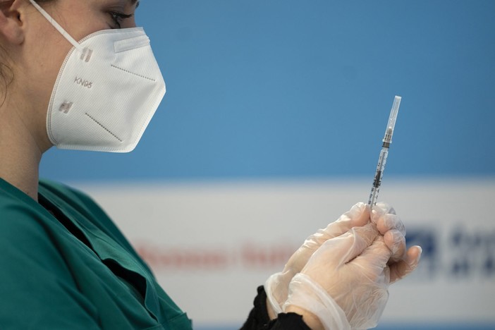 Forze dell’ordine e personale scolastico, domenica accesso libero alla vaccinazione