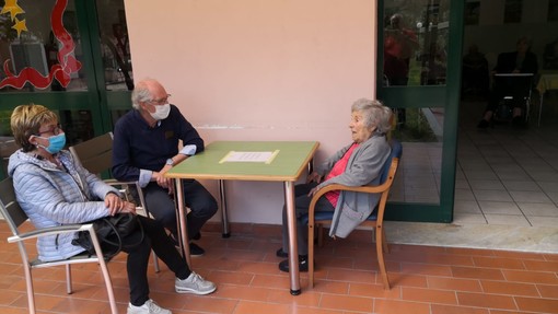 Pontedassio, riprese le visite dei parenti agli anziani della casa di riposo (foto)