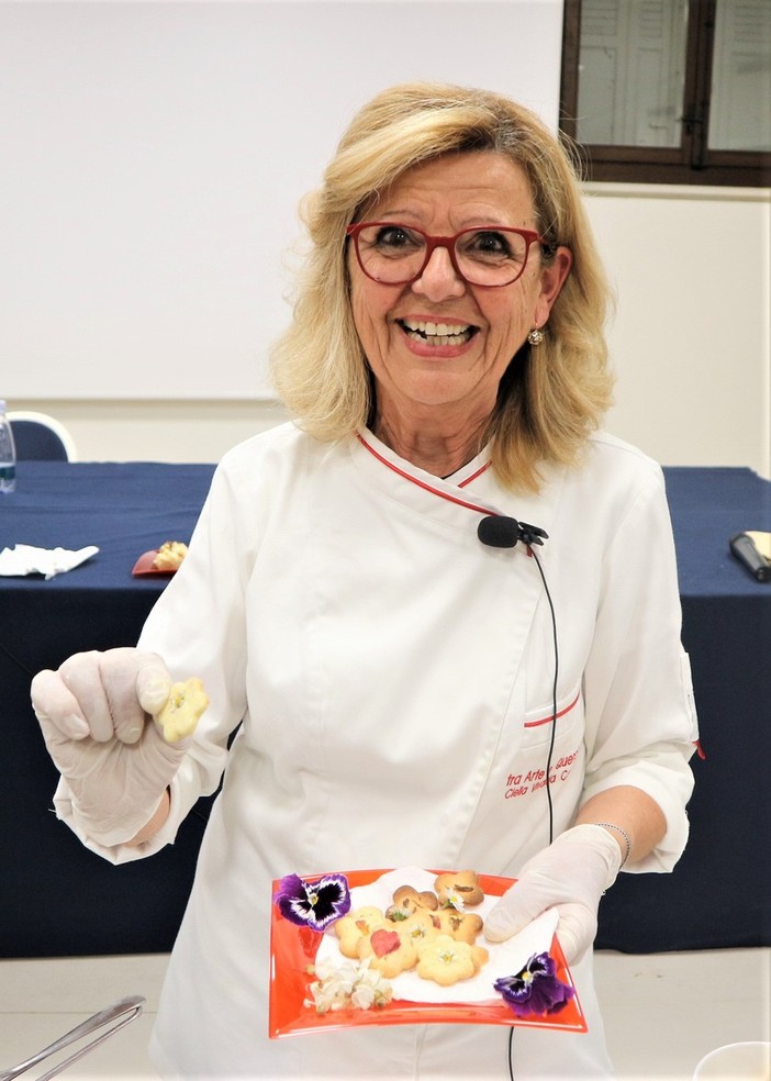 La videoricetta con i fiori della chef Clelia Vivalda del ristorante Arte e Querce di Monchiero (CN)