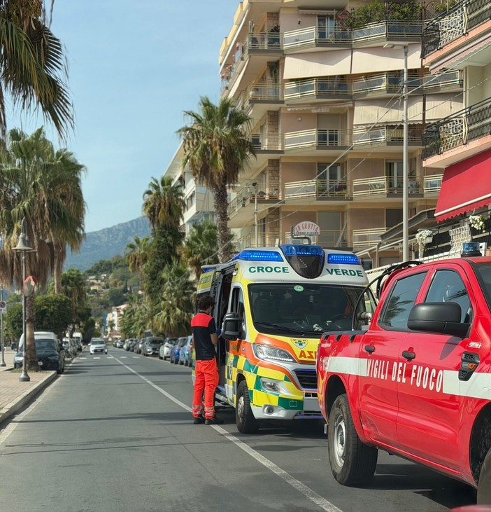 Ventimiglia, rimangono bloccati in ascensore: scattano i soccorsi (Foto) Ventimiglia, rimangono bloccati in ascensore: scattano i soccorsi (Foto)