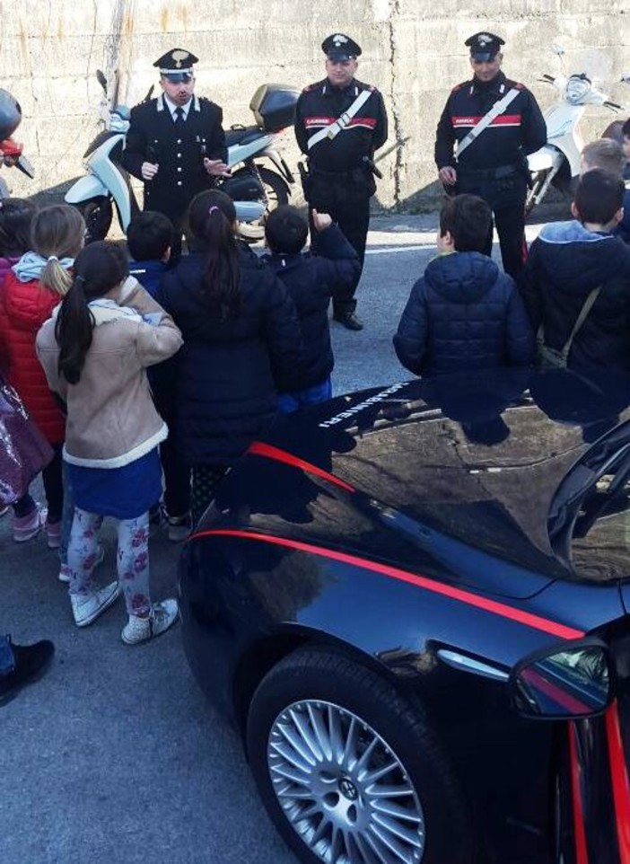 Sanremo: cultura della legalità: alunni in visita alla caserma dei Carabinieri Sanremo: cultura della legalità: alunni in visita alla caserma dei Carabinieri