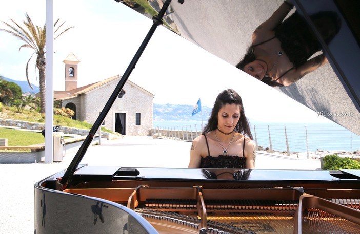 Bordighera: la pianista bordigotta Veronica Rudian a Sant'Ampelio per girare un video musicale (foto)