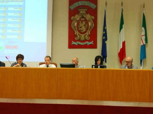 Ventimiglia: trasporto locale, bilancio partecipativo e due cittadinanze onorarie al centro del Consiglio comunale