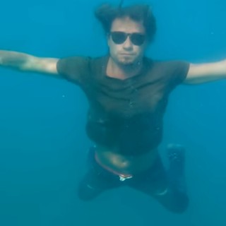 Il nuovo video del cantautore Maurizio Ferrandini girato sott'acqua a Sanremo