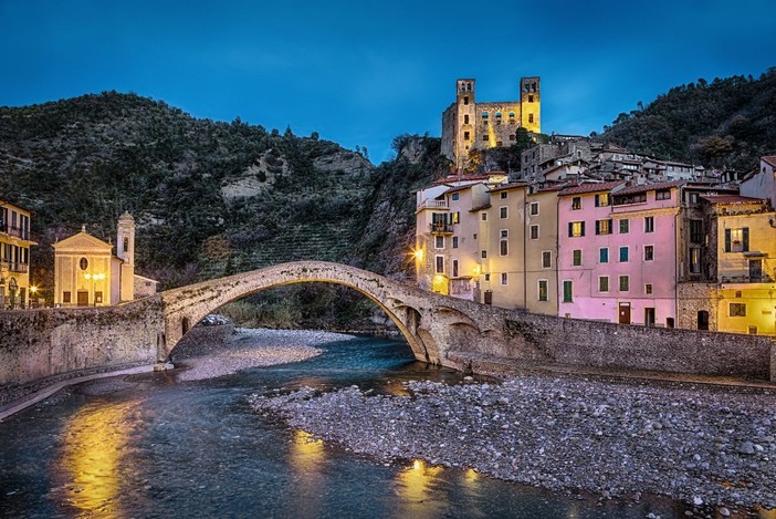 A Dolceacqua la mostra personale di Elena Copetti, un omaggio al borgo medioevale A Dolceacqua la mostra personale di Elena Copetti, un omaggio al borgo medioevale