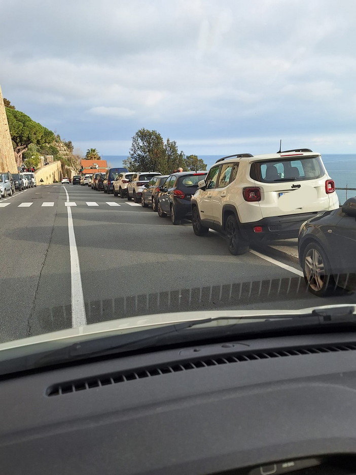 Ventimiglia: auto parcheggiate sui marciapiedi, la viva protesta dell'associazione Amici dei Disabili'