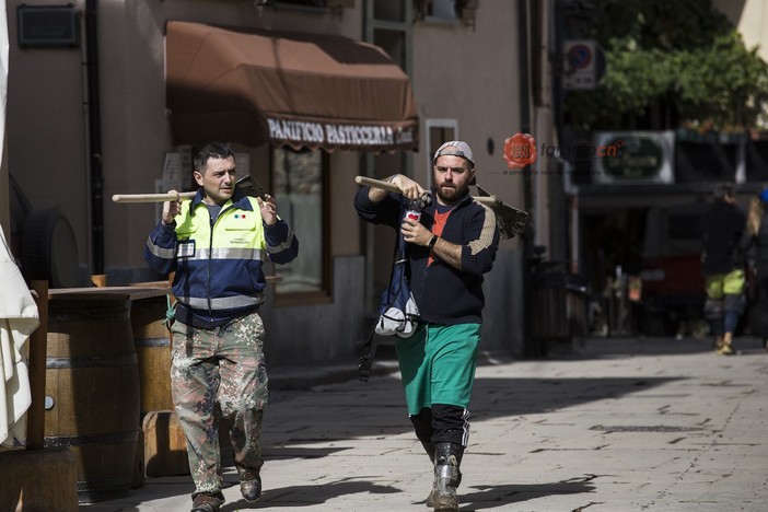 A Limone Piemonte c'è voglia di ripartire: giovani e volontari armati di pala per tornare al più presto alla normalità (Foto) A Limone Piemonte c'è voglia di ripartire: giovani e volontari armati di pala per tornare al più presto alla normalità (Foto)
