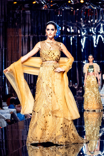 L'ingresso dei marchi di moda europei nel mercato del Medio Oriente: strategie e successi L'ingresso dei marchi di moda europei nel mercato del Medio Oriente: strategie e successi