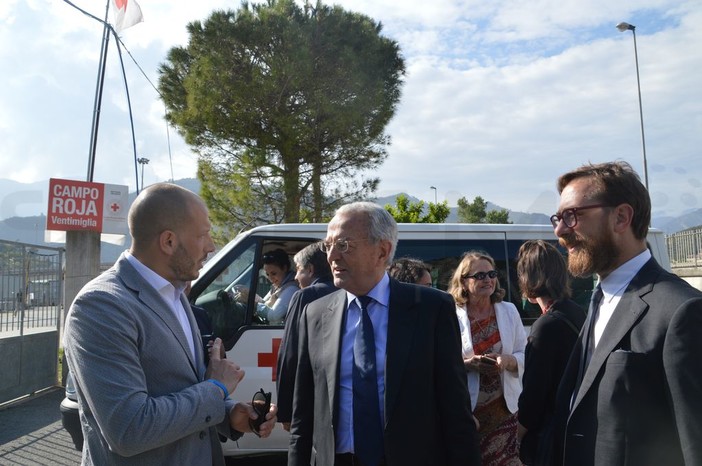 Ventimiglia: l’europarlamentare francese Jean Arthuis, in visita al Campo Roja “E’ paradossale in Europa dover ristabilire delle frontiere” (Foto e Video)