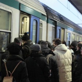 Al venerdì da Genova, passeggeri stipati come sardine. Un utente appella l'assessore regionale Vesco