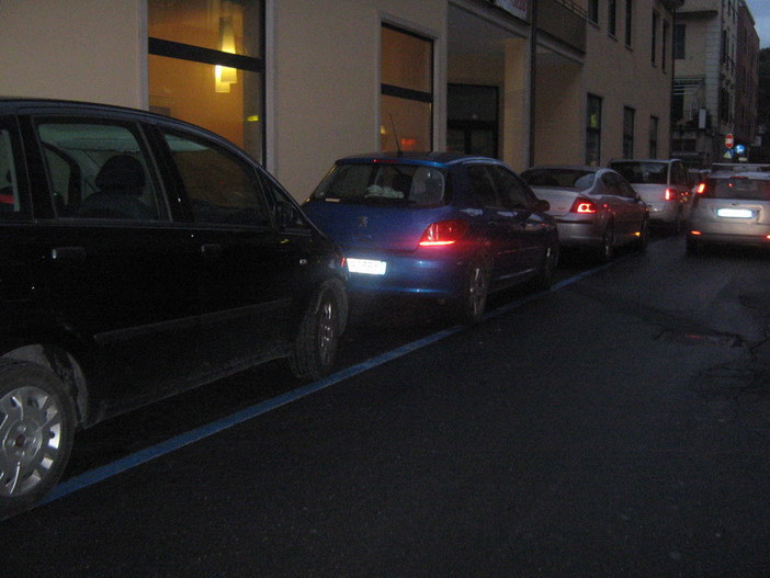 Imperia: tornano 'bianchi' e con disco orario i parcheggi di via De Sonnaz nel centro di Oneglia