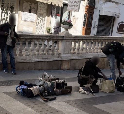 Sanremo: venditori abusivi in via Matteotti, la segnalazione con foto di un lettore Sanremo: venditori abusivi in via Matteotti, la segnalazione con foto di un lettore