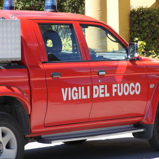 Ventimiglia: carcassa di un vecchio bus in fiamme stamane in frazione Varase, intervento dei Vvf