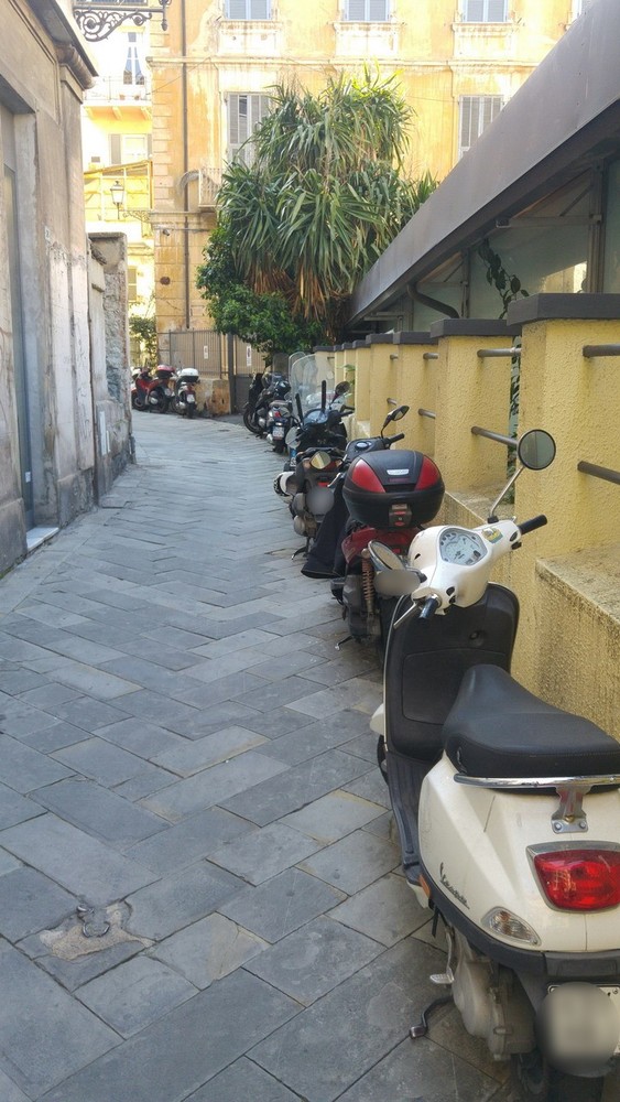 Sanremo: in via Volturno continuano i parcheggi 'selvaggi', dopo 4 anni un'altra segnalazione di Maurizio