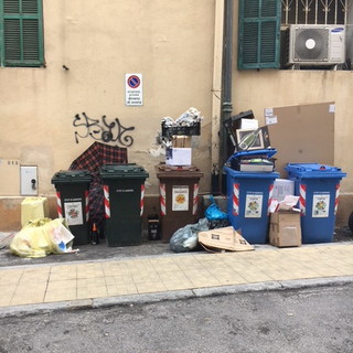 Sanremo: rifiuti 'abbandonati' nei Giardini Vittorio Veneto, la viva protesta degli abitanti della zona Sanremo: rifiuti 'abbandonati' nei Giardini Vittorio Veneto, la viva protesta degli abitanti della zona