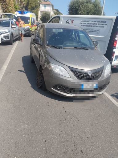 Ventimiglia, scontro frontale in corso Mentone: ferita una passeggera, traffico in tilt (Foto) Ventimiglia, scontro frontale in corso Mentone: ferita una passeggera, traffico in tilt (Foto)