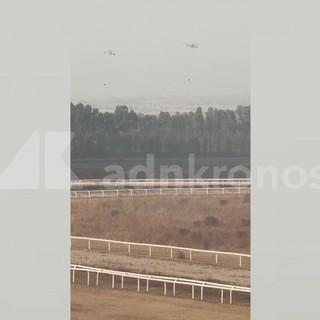 Incendio nel cagliaritano, elicotteri in azione vicino a un ippodromo