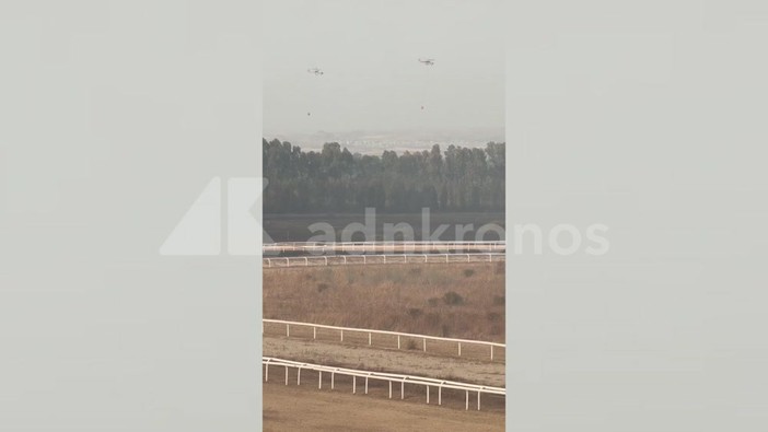 Incendio nel cagliaritano, elicotteri in azione vicino a un ippodromo Incendio nel cagliaritano, elicotteri in azione vicino a un ippodromo
