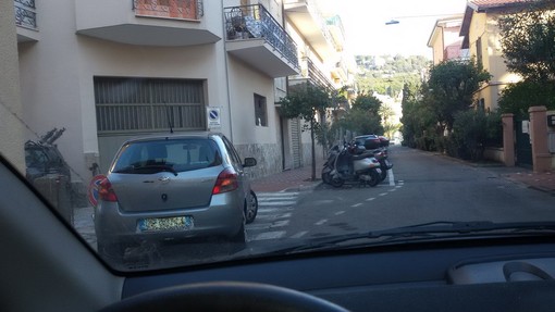 Bordighera: mezzi intralciano uscite/entrate dalle proprietà, la protesta dei residenti di via General Biamonti (foto) Bordighera: mezzi intralciano uscite/entrate dalle proprietà, la protesta dei residenti di via General Biamonti (foto)