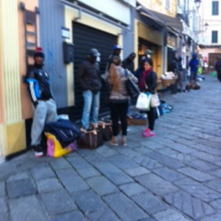 Sanremo: venditori ambulanti abusivi, lettore &quot;Mancano le capacità o la volontà di sconfiggere il fenomeno?&quot;