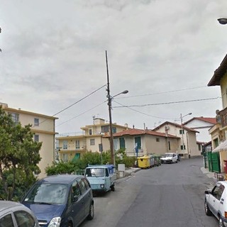 Sanremo: spargimento di segatura in via Borea perché scivolosa, le considerazioni di una residente Sanremo: spargimento di segatura in via Borea perché scivolosa, le considerazioni di una residente