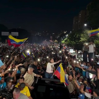 Machado torna in Venezuela dopo un anno di esilio, ad accoglierla una folla oceanica