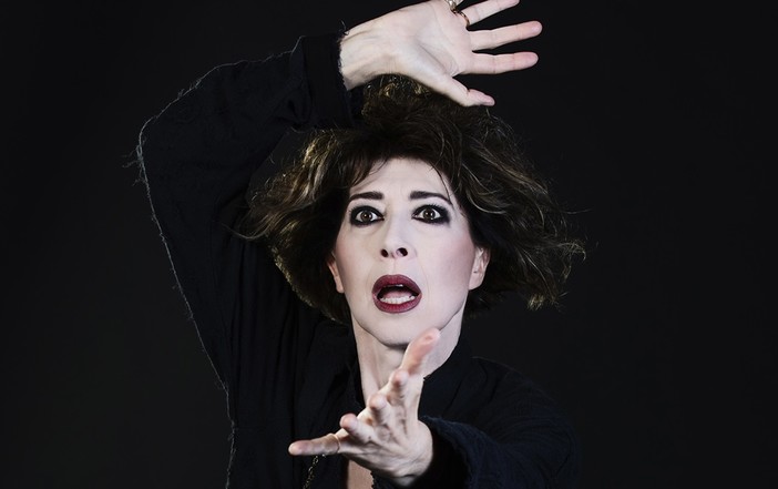Veronica Pivetti in 'L’inferiorità mentale della donna' al teatro Golzi di Bordighera