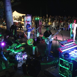 Bordighera: tanto pubblico per il concerto dei 'Vedo Nero Zucchero tribute band' sul lungomare