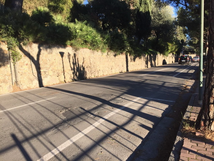Vallecrosia, lavori al marciapiede sulla Romana: scattano i divieti di transito e di sosta Vallecrosia, lavori al marciapiede sulla Romana: scattano i divieti di transito e di sosta