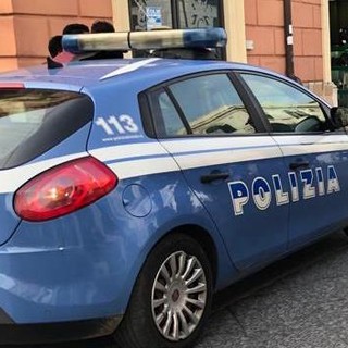 Paura sul litorale di Ventimiglia: passeggia con arco giocattolo e aggredisce gli agenti Paura sul litorale di Ventimiglia: passeggia con arco giocattolo e aggredisce gli agenti