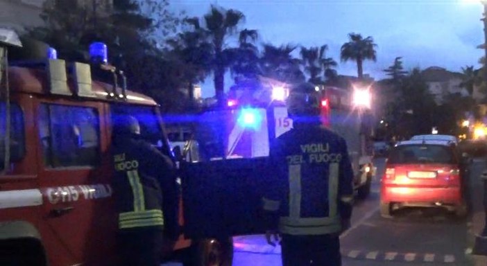 Imperia: lampione si surriscalda in viale della Rimembranza, sul posto i vigili del fuoco Imperia: lampione si surriscalda in viale della Rimembranza, sul posto i vigili del fuoco