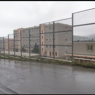 Sanremo, tensione in carcere: detenuto sale sul tetto, un altro appicca un incendio nel reparto isolamento Sanremo, tensione in carcere: detenuto sale sul tetto, un altro appicca un incendio nel reparto isolamento