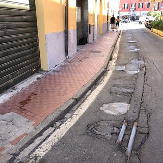 Imperia, strade e marciapiedi dissestati: il Comune investe 37 mila euro di fondi per lavori sia a Oneglia che a Porto Maurizio (foto)