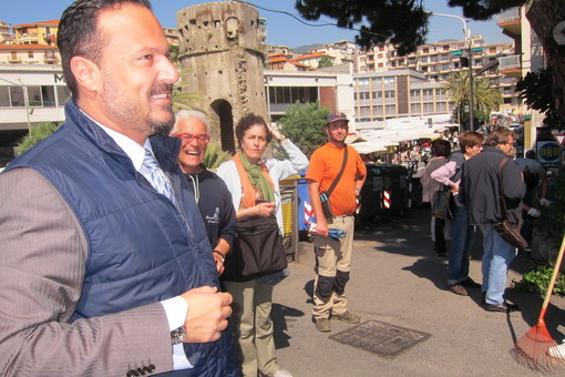Il sindaco Zoccarato in via Montà per salutare i volontari al lavoro
