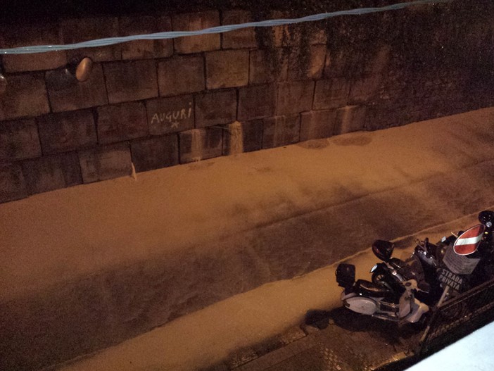 Sanremo: pioggia forte in città, lettore preoccupato per un muro di via Dante Alighieri Sanremo: pioggia forte in città, lettore preoccupato per un muro di via Dante Alighieri